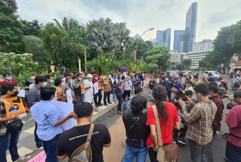 Wartawan se Surabaya gelar aksi Tolak Kekerasan sekaligus meminta kepada aparat kepolisian segera mengusut tuntas insiden kekerasan terhadap Nurhadi jurnalis majalah Tempo, Senin (29/03/2021).SP/ MAHBUB FIKRI