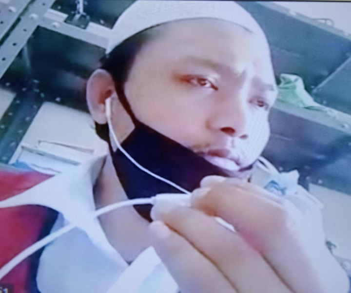 Terdakwa Agus Didik mendengarkan putusan hakim di ruang Candra  PN Surabaya, Senin (12/07/2021). SP/Budi Mulyono