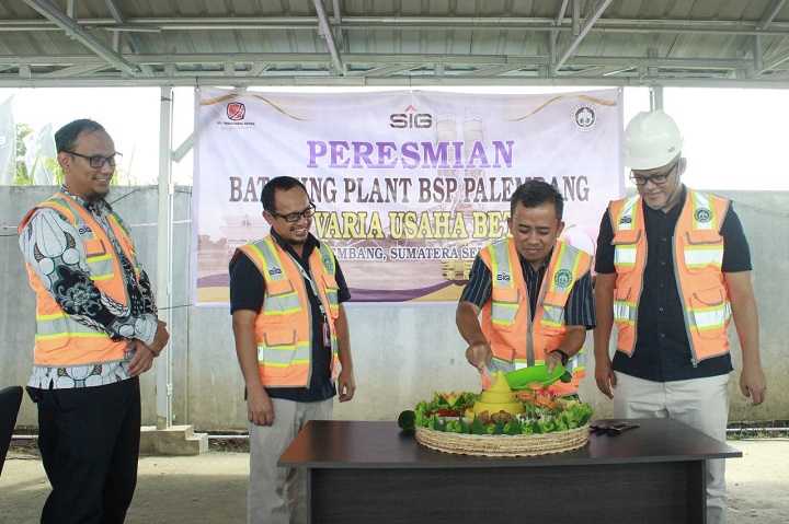Vice President of Marketing Semen Baturaja, Kartha Kurniadi (kedua kanan) dan Direktur Utama Varia Usaha Beton, Wahyu Nugroho (kedua kiri) melakukan pemotongan tumpeng saat peresmian Ready-Mixed Batching Plant di Palembang, Pemulutan, Kabupaten Ogan Ilir,