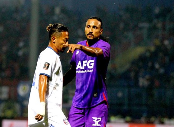 Pemain Persik Kediri Rohit Chand (kanan)