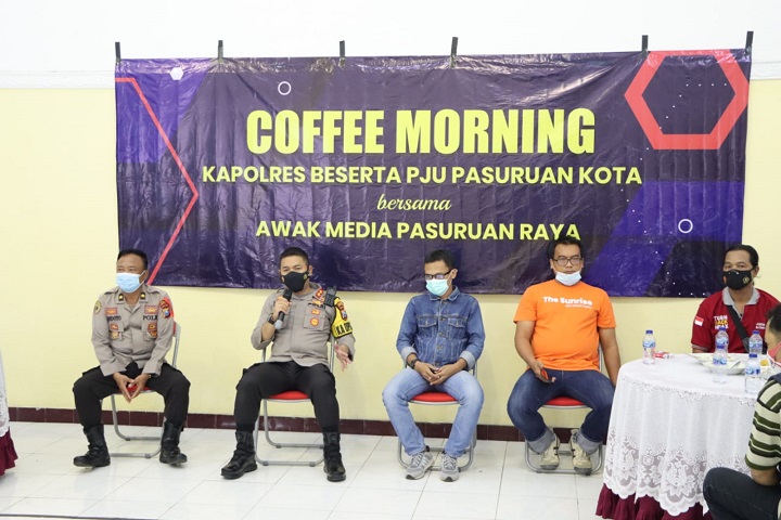Polres Pasuruan Kota ajak awak media ngopi bareng di Gedung Wicaksana Laghawa Polres Pasuruan Kota, Jl. Gajah Mada No.19 Kota Pasuruan Kamis (30/12). SP/Her