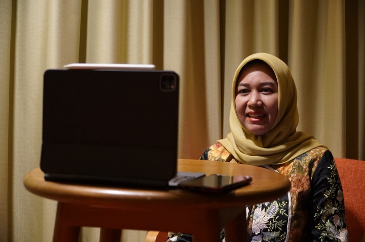 Wali Kota Mojokerto Ika Puspitasari memberikan sambutan via zoom dari Bogor dalam perayaan Natal Bersama. SP/Dwy AS