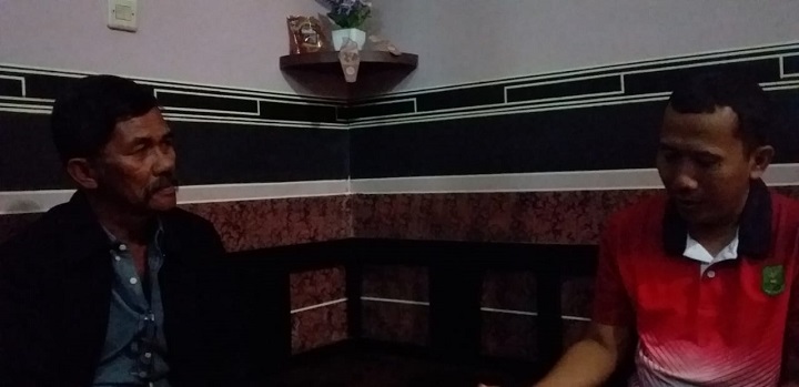 Ketua LSM. Super Kab. Sumenep, Zaini saat menemui Kabid, Prasarana Pertanian, Erfan Evandi, SP. M.Si diruang kerjanya. SP/Ainur Rahman