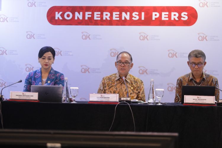 OJK saat menggelar konferensi pers pencabutan izin usaha Wanaartha Life, Senin (5/12/2022). Foto: Dok. OJK.