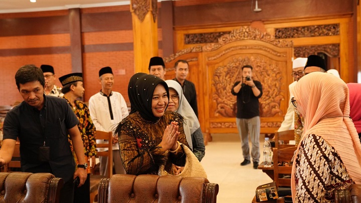 Wali Kota Mojokerto Ika Puspitasari saat menghadiri hahal bihalal bersama MUI
