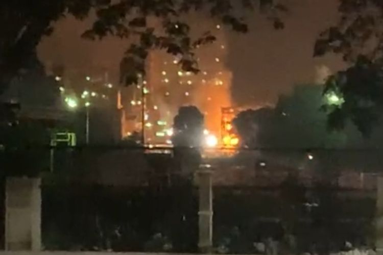 Tangkapan layar video kebakaran usai ledakan di kilang minyak PT Pertamina di Kota Dumai, Riau, Sabtu (01/04/2023). SP/ Dok. Warga