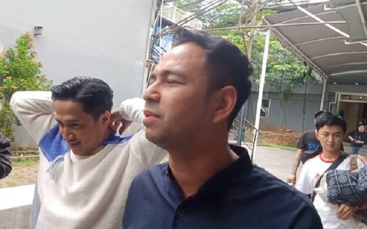 Raffi ahmad bungkam saat ditanya mengenai rencana KPK memeriksa keuangan RANS PIK Basketball dan langsung melenggang masuk mobil. SP/ JKT