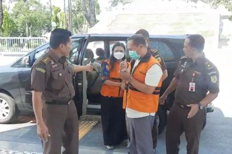 Dua pegawai PDAM Kota Madiun berinisial RE (30) dan J (54) ditahan dalam dugaan kasus korupsi penyalahgunaan dana pelanggan rekening air PDAM Kota Madiun. SP/ MDN