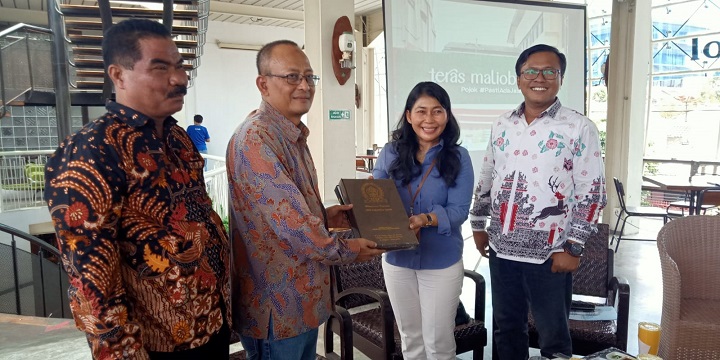 Wakil Ketua DPRD Gresik Ahmad Nurhamim menerima cinderamata dari Kadis Kebudayaan Kota Yogyakarta Yetti Martanti saat studi banding mengenai penataan cagar budaya kawasan Malioboro. SP/Grs