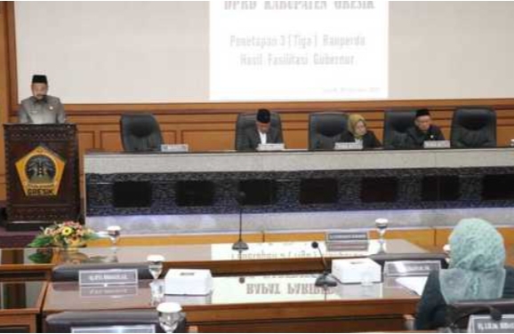 Bupati Fandi Akhmad Yani saat menyampaikan sambutan usai tiga ranperda disahkan anggota DPRD dalam rapat paripurna yang dipimpin Ketua DPRD Much Abdul Qodir. SP/Grs