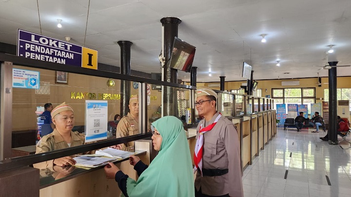 Petugas melayani masyarakat dengan mengenakan pakaian pejuang untuk memperingati hari Pahlawan. SP/Lestariono