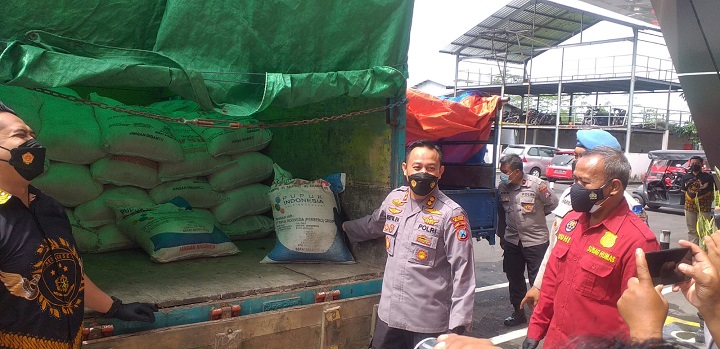 Kapolres Blitar AKBP Adhitya Panji Anom S.IK menunjukkan barang bukti pupuk bersubsidi. SP/Hadi Lestariono