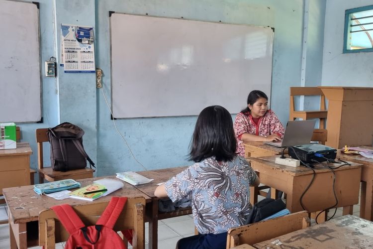 Suasana kelas di SMP Tenggilis Jaya Surabaya, hanya memiliki 1 siswa saja di kelas 7 untuk tahun 2023 ini. SP/ SBY