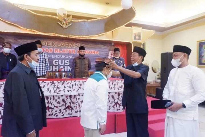 Gus Muhaimin dipaikaikan udeng oleh ketua komunitas Blateran Madura