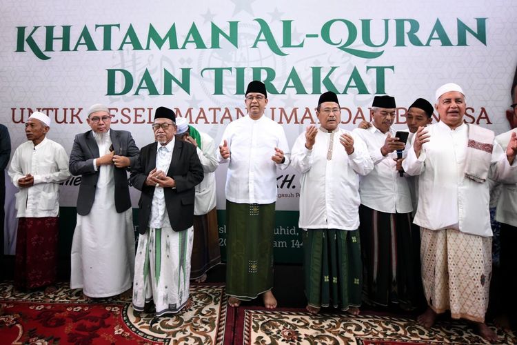 Bacapres Anies Baswedan (tengah) saat mengikuti acara Khataman Alquran dan Tirakat bersama para kyai dan gus di Pondok Pesantren Islam At Tauhid Sidoresmo, Surabaya, Kamis (10/8/2023). SP/ JKT