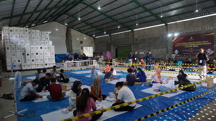 Suasana melipat surat suara pemilu di gudang penyimpanan. SP/Lestariono