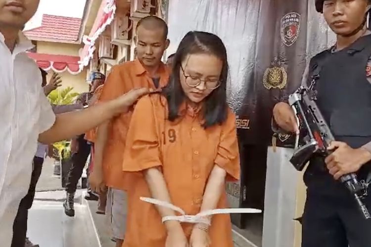 Pelaku SDP (19), kasus penggelapan distribusi kosmetik saat diamankan pihak kepolisian. SP/ LMP