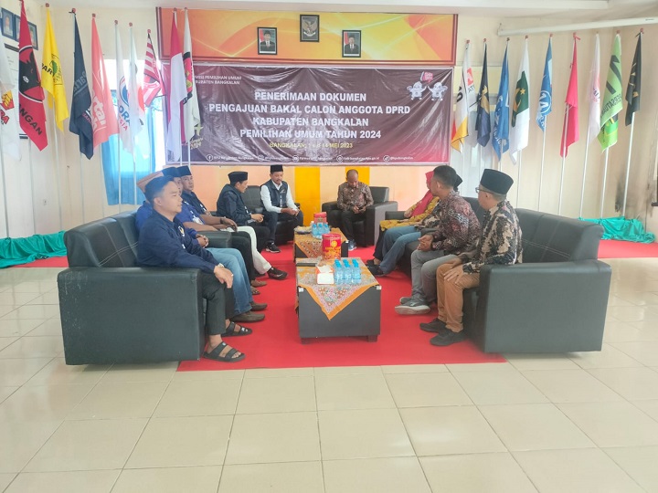Jajaran pengurus DPD Partai Nasdem sesaat setelah tiba di KPU kabupaten Bangkalan