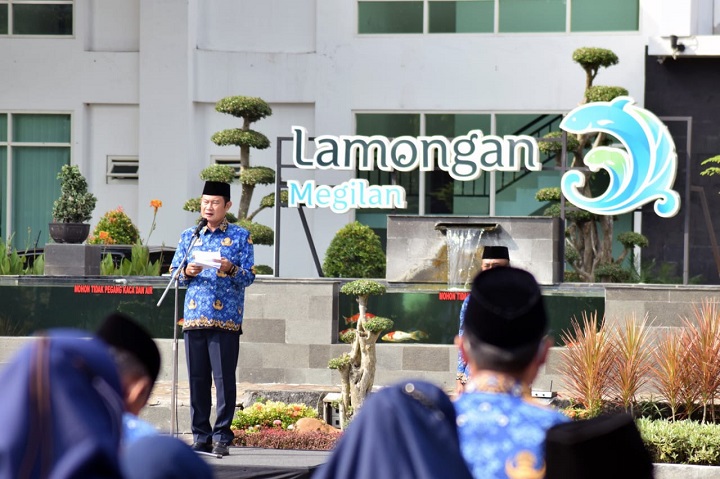 Bupati saat memberikan arahan dalam apel Korpri di halaman Pemkab setempat. SP/MUHAJIRIN KASRUN