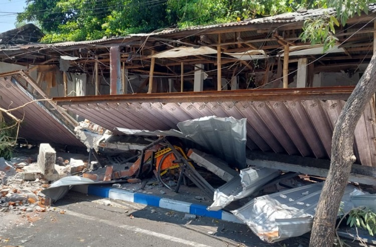 Bangunan tembok yang menimpa tukang becak hingga tewas, Minggu (08/10/2023).