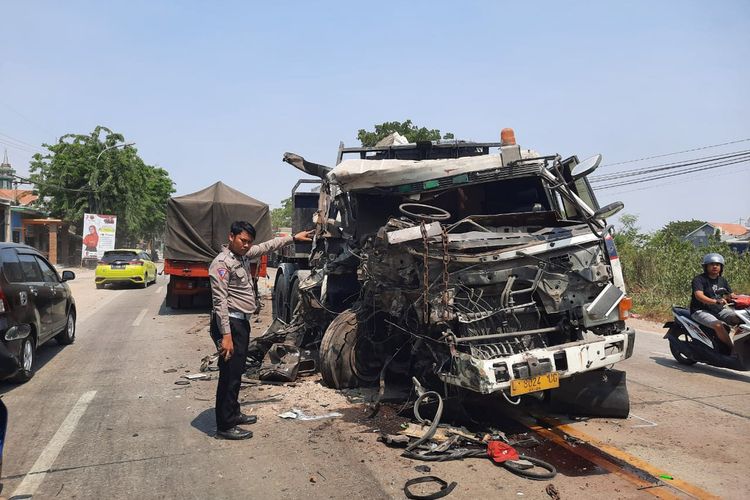Polisi menunjukkan salah satu truk yang terlibat tabrakan di Jalan Raya Desa Ambeng-ambeng Watangrejo, Kecamatan Duduksampeyan, Gresik, Jawa Timur. SP/ GRS