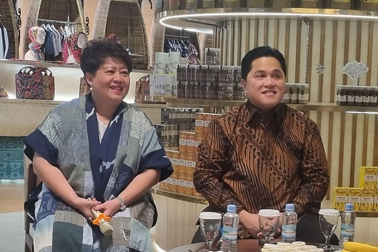 Direktur Utama PT Sarinah Fetty Kwartati dan Menteri Badan Usaha Milik Negara (BUMN) Erick Thohir. 