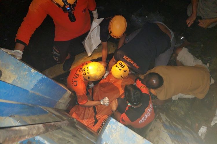 Dua warga Kabupaten Magetan menemukan sosok mayat menyumbat gorong gorong jalur irigasi ke sawah. SP/ MGT