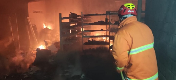 Petugas pemadam saat memadamkan api yang membakar bangunan. SP/Hadi Lestariono