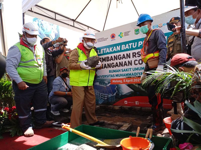 Peletakan batu pertama RS Khusus Covid-19 dilakukan oleh Bupati Malang Drs. H. M. Sanusi, MM, Senin (5/4/2021).SP/PEMKAB MALANG