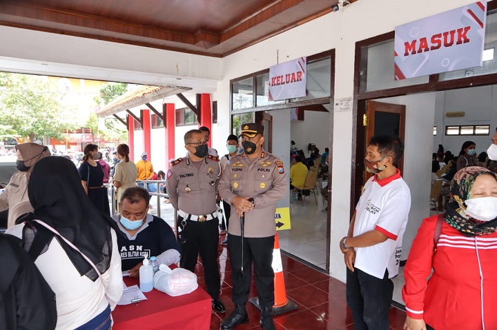 Kapolres Blitar Kota AKBP dr Yudhi Hery Setyawan S.IK M.Si saat meninjau pelaksanaan vaksin untuk ratusan atlet KONI Kota Blitar. SP/Hadi Lestariono