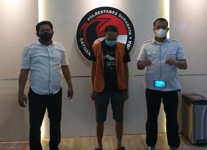 Pelaku dan barang bukti saat diamankan polisi. SP/Min