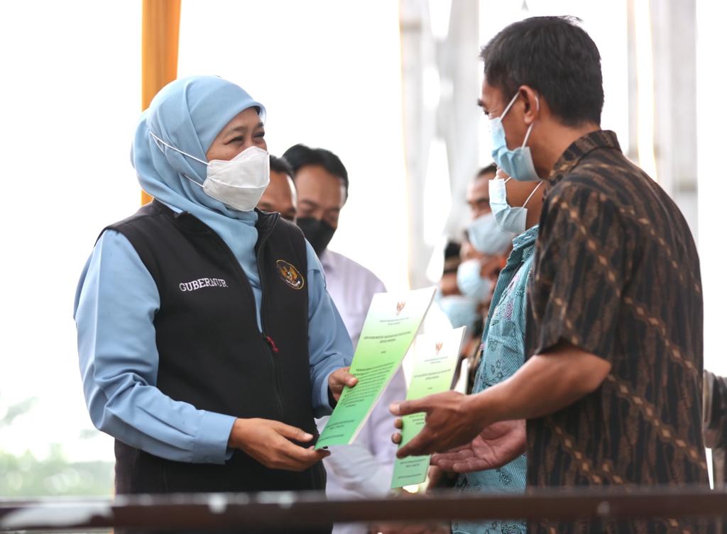 Gubernur Jawa Timur Khofifah Indar Parawansa menyerahkan SK Perhutanan Sosial kepada tujuh Lembaga Masyarakat Desa Hutan (LMDH) di Kabupaten Lumajang, Jumat (11/2/2022).