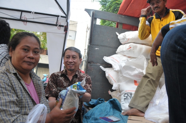 Operasi pasar di pasar Tambakrejo Surabaya. Foto: Kominfo Jatim.
