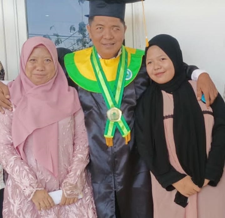 Faisol S, Sos, didampingi istrinya, Fitria, A.Md, dan anaknya Nabila Millatifa Izal, saat raih gelar Sarjana, di Gedung Islamic center Bindara saod Batuan Sumenep. SP/Ainur Rahman
