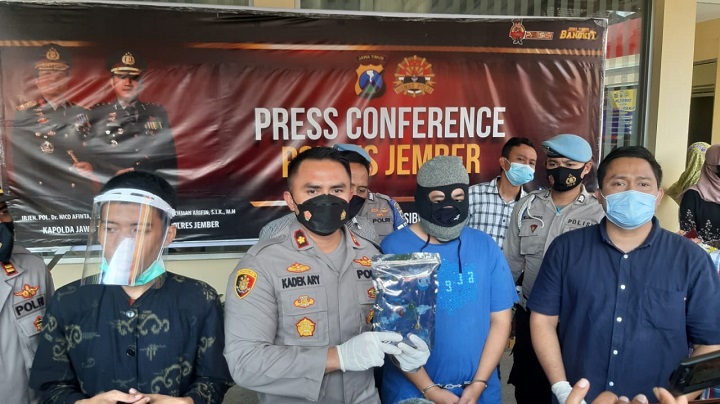 Wakapolres Jember Kompol Kadek Ary Mahardika saat press conference halaman Mapolres Jember, Kamis (6/5/2021) siang. SP/Dik