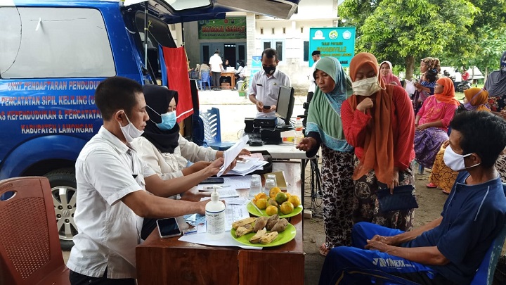 Layanan kependudukan dengan jemput bola seperti ini akan terus dilakukan oleh Dinas Kependudukan dan Pencatatan Sipil. SP/DOK