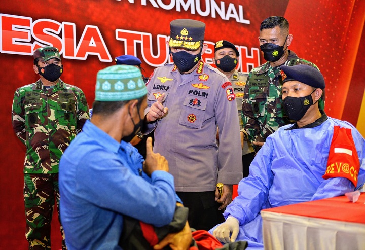 Panglima TNI Marsekal Hadi Tjahjanto dan Kapolri Jenderal Listyo Sigit Prabowo meninjau vaksinasi di Gedung Satya Haprabu Korps Brimob Polri, Depok, Rabu (20/10/2021). SP/Herman