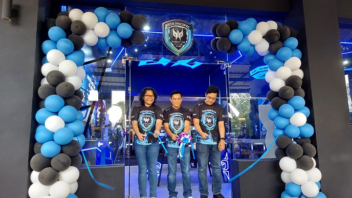 Pemotongan tali peresmian pembukaan predator store