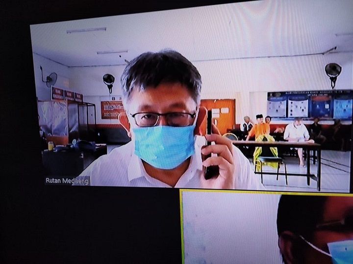 Terdakwa Imam Santoso saat jalani sidang eksepsi secara daring di ruang Cakra PN Surabaya, Rabu (5/5/2021). SP/Budi Mulyono