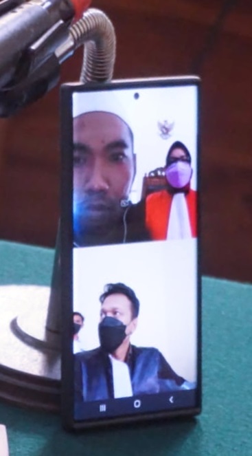 Terdakwa Kurtubi oknum Satpol PP Kota Surabaya, perkara pemerkosaan, menjalani sidang di ruang Garuda 1 PN Surabaya, secara Video call, Kamis (25/08/2022). SP/Budi Mulyono