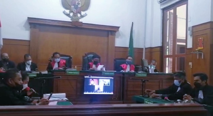 Tampak suasana sidang kasus pembunuhan berencana korban anak dibawah umur, dengan terdakwa Wahyu Buana Morita , diruang Kartika, PN.Surabaya, secara online, Selasa (02/11/2021). SP/Budi Mulyono