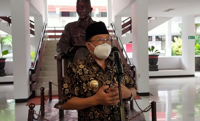 Wali Kota Blitar Santoso saat memberikan keterangan. 