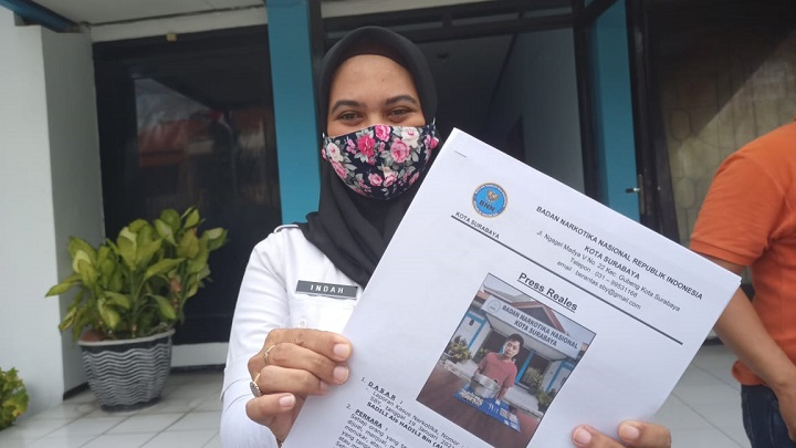 Humas BNN Kota Surabaya, Indah Soetantri menunjukkan foto salah satu tersangka saat release. SP/Julian Romadhon
