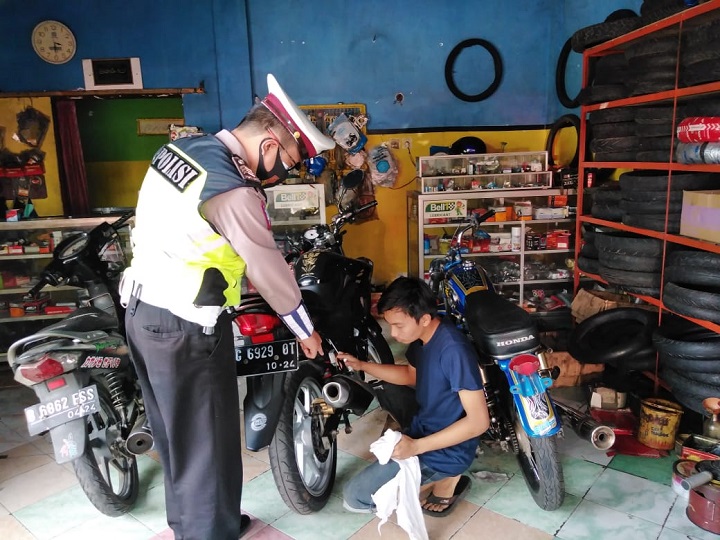 Saat petugas Satlantas Polres Blitar memberi arahan kepada pemilik toko aksesoris kendaraan motor. SP/Les