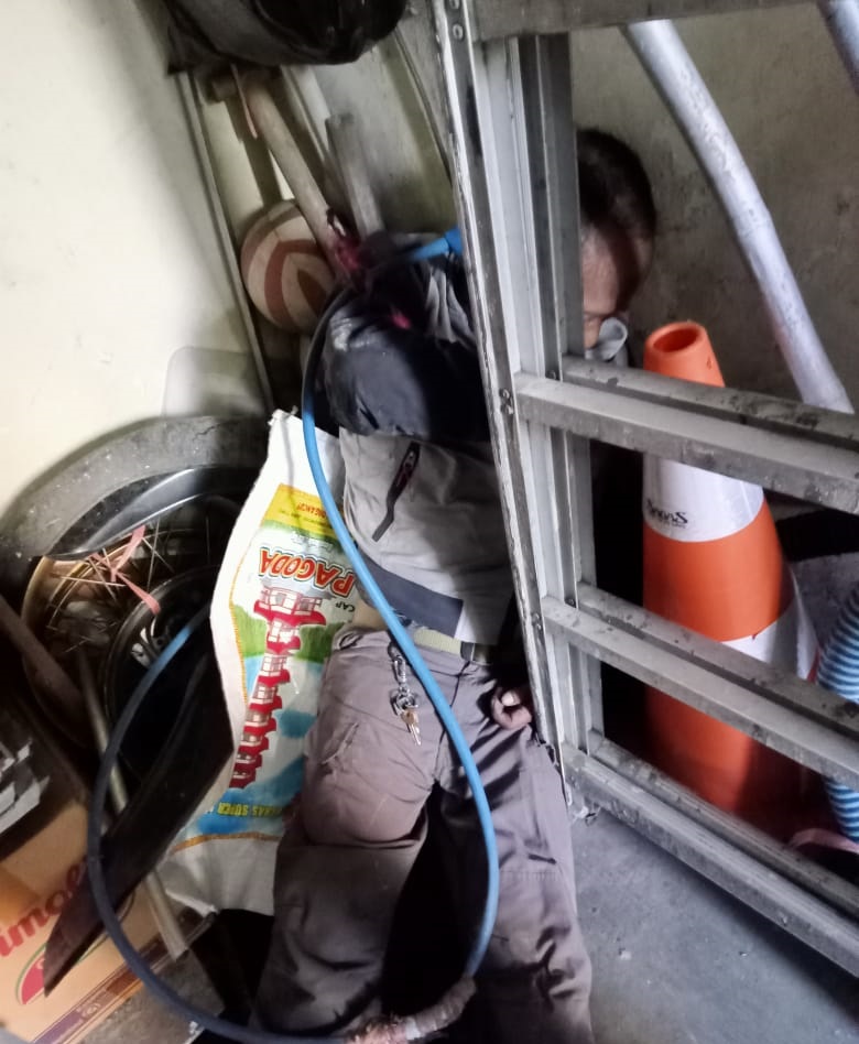 Kondisi Serma (Pur) Sumardi saat ditemukan sudah tidak bernyawa dalam gudang Rumah Makan IBC Jl Veteran Gresik pada Rabu (28/9) lalu. SP/Grs