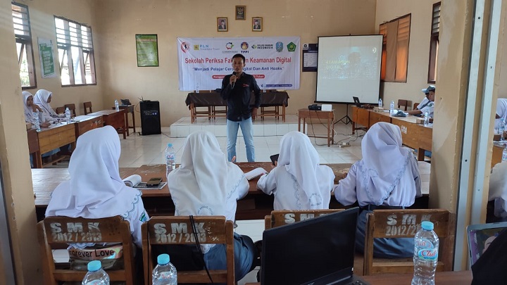 Pemateri kemanan digital saat menyampaikan kiat amankan akun dari peretas