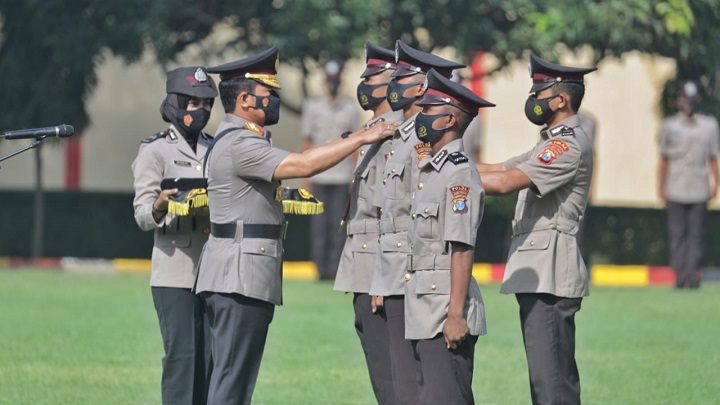 Kapolda Jawa Timur Irjen Pol Nico Afinta saat melantik bintara yang lulus di Sekolah Polisi Negara (SPN) Polda Jawa Timur. SP/Her