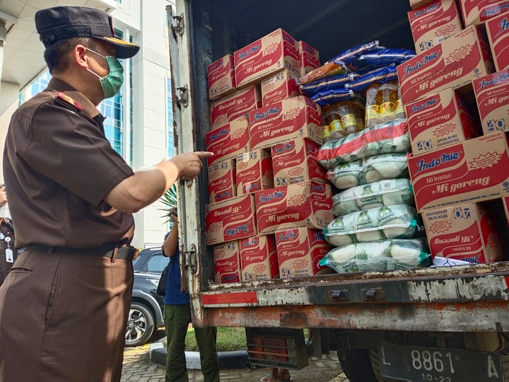 Pengecekan bantuan sembako kepada korban bencana gempa sebelum diberangkatkan. SP/Budi Mulyono