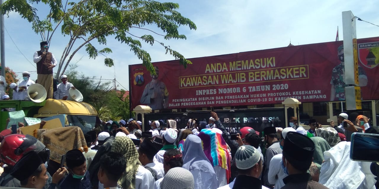 Massa FUlB ngeluruk ke Mapolres Sampang. SP/Gan