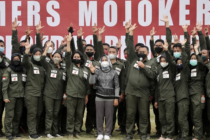 Ning Ita dan Pincab BPD Jatim Cabang Mojokerto Eko Yudi Prastowo saat acara Building Team Jatim Improvement Meeting (TIM) Cabang Mojokerto di Arrayana Hotel & Resort Trawas, Mojokerto. Sabtu (19/2). SP/Dwy AS